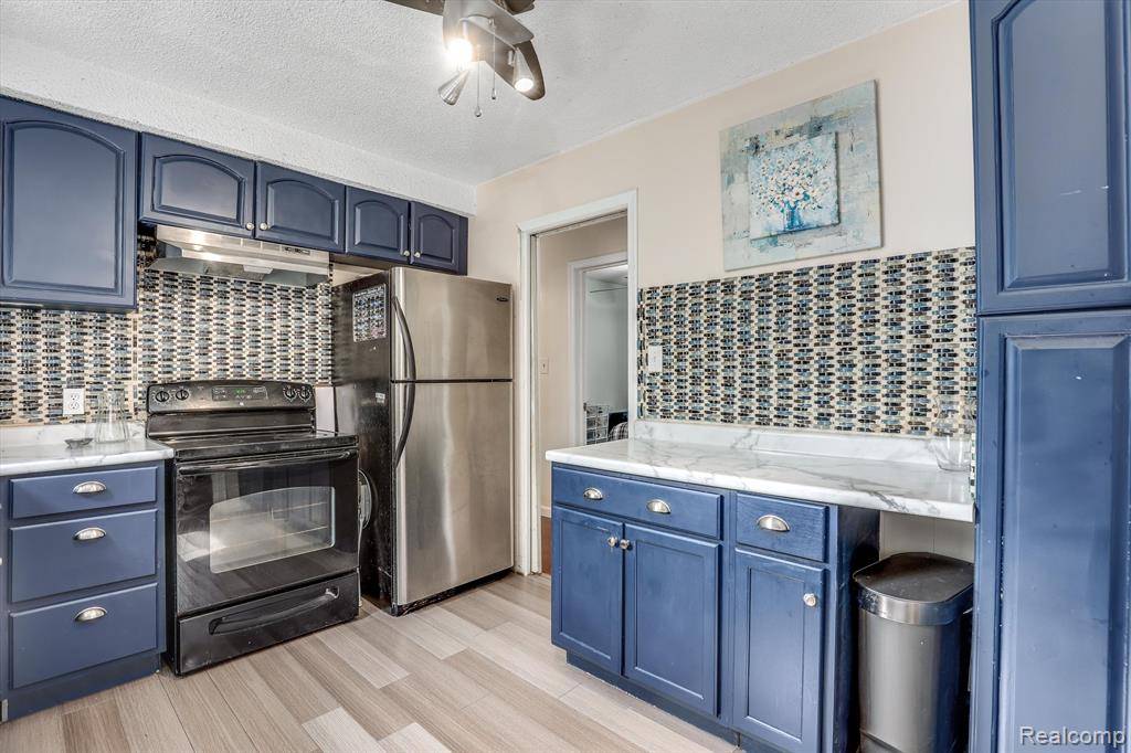 Harper Woods, MI 48225 1740,20432 HUNT CLUB Drive