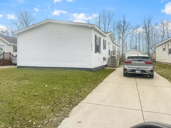 29912 MEADOW Lane, Gibraltar, MI 48173 1256