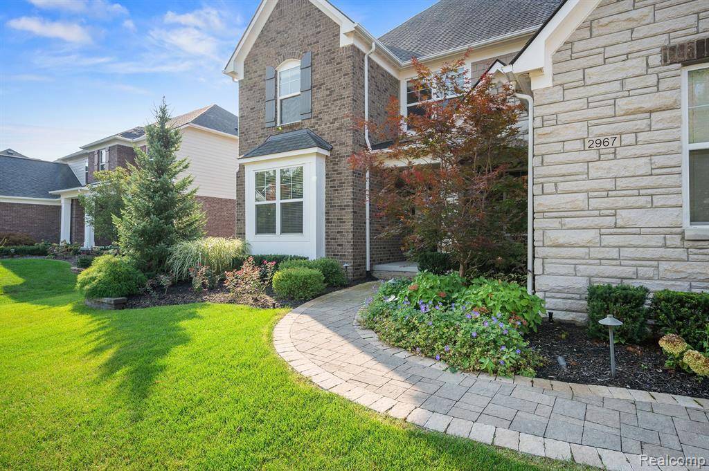 Walled Lake, MI 48390 3605,2967 MONTGOMERY Circle