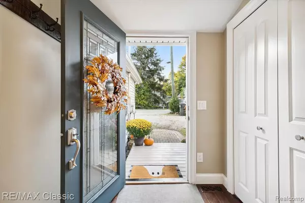 Brighton, MI 48116 8826,8783 LAGOON Drive