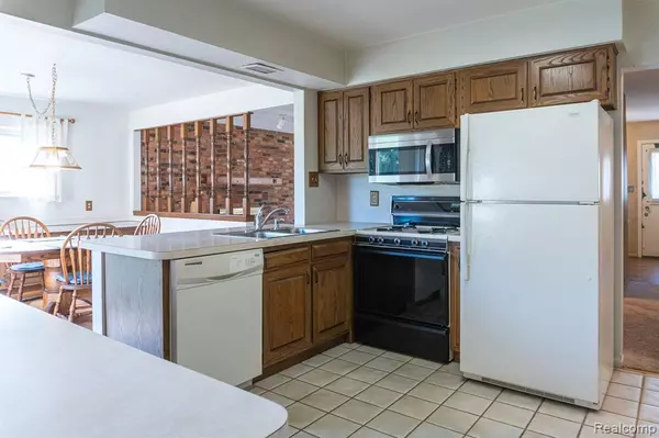 Troy, MI 48084 1716,37 SCOTTSDALE Drive