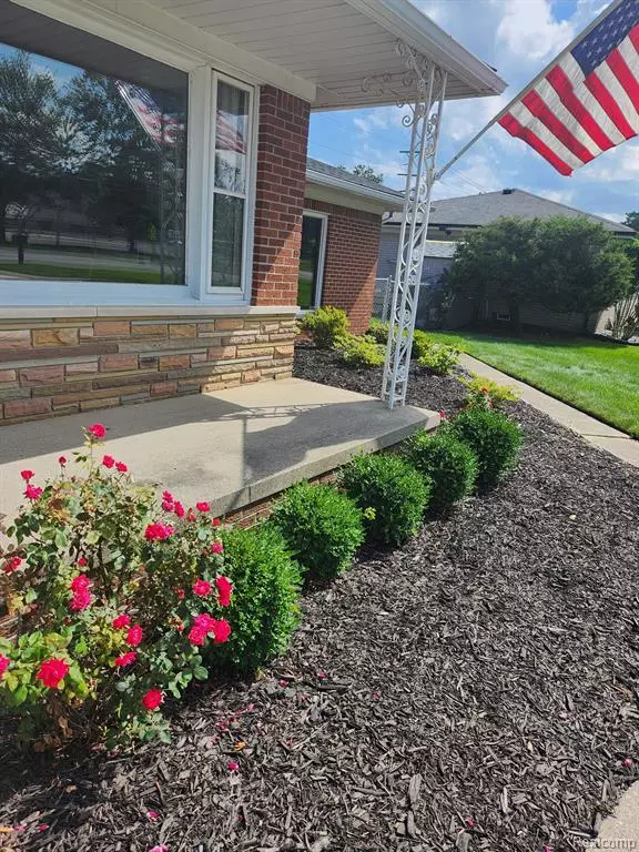 Harrison Twp, MI 48045 2646,38414 JEFFERSON Avenue