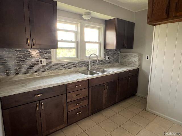 Wyandotte, MI 48192 5423,1709 OAK STREET Unit #2