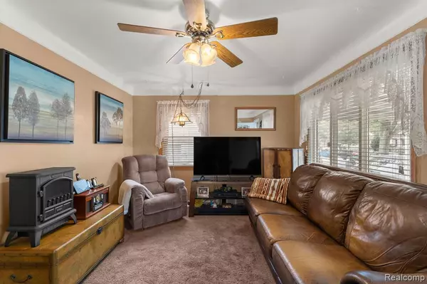 Lincoln Park, MI 48146 2586,2216 MARKESE Avenue