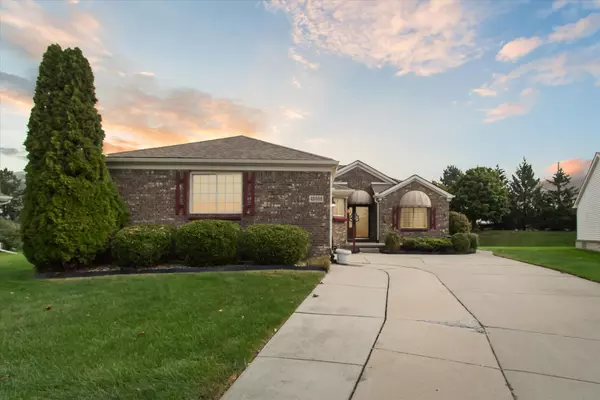 42898 HUNT CLUB Boulevard, Sterling Heights, MI 48314