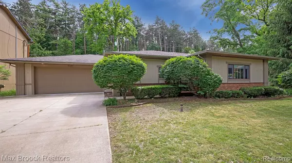 Commerce Twp, MI 48382 4134,9681 LISTERIA Street