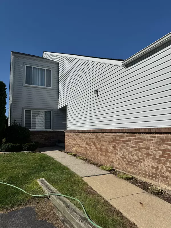 Saint Clair Shores, MI 48081 2902,759 CLAIRE POINTE Circle