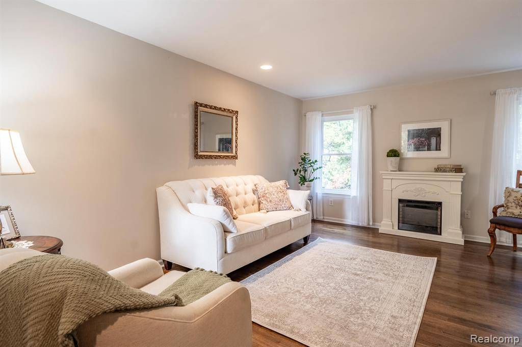 Waterford, MI 48328 2592,3158 MEGAN Drive