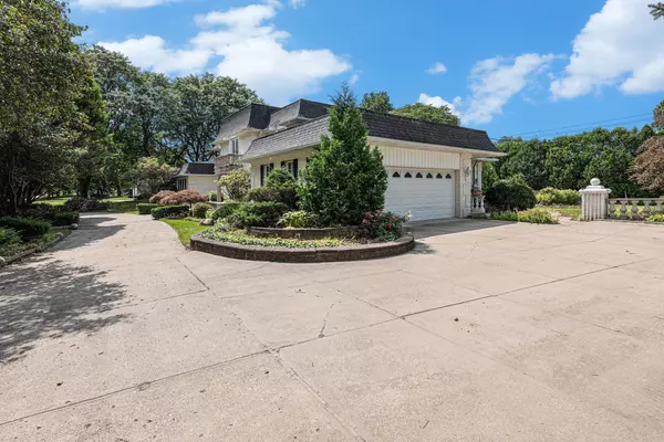 Clinton Township, MI 48036 1724,37803 E HORSESHOE Drive