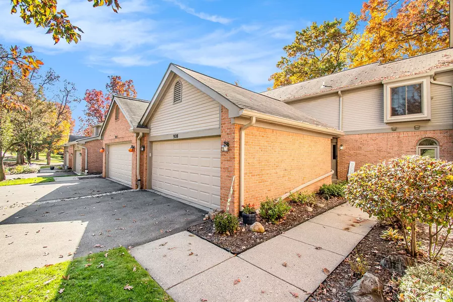 928 WOODRIDGE HILLS Drive, Brighton, MI 48116 2404