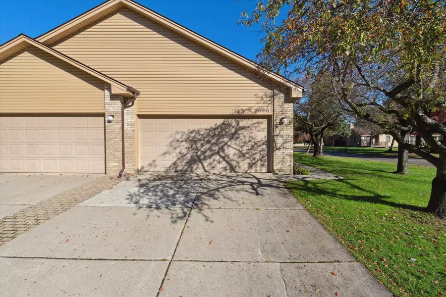 41424 AMBERCREST Drive, Sterling Heights, MI 48314 3716