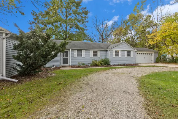 Grosse Ile, MI 48138 1436,21538 COLONIAL Court