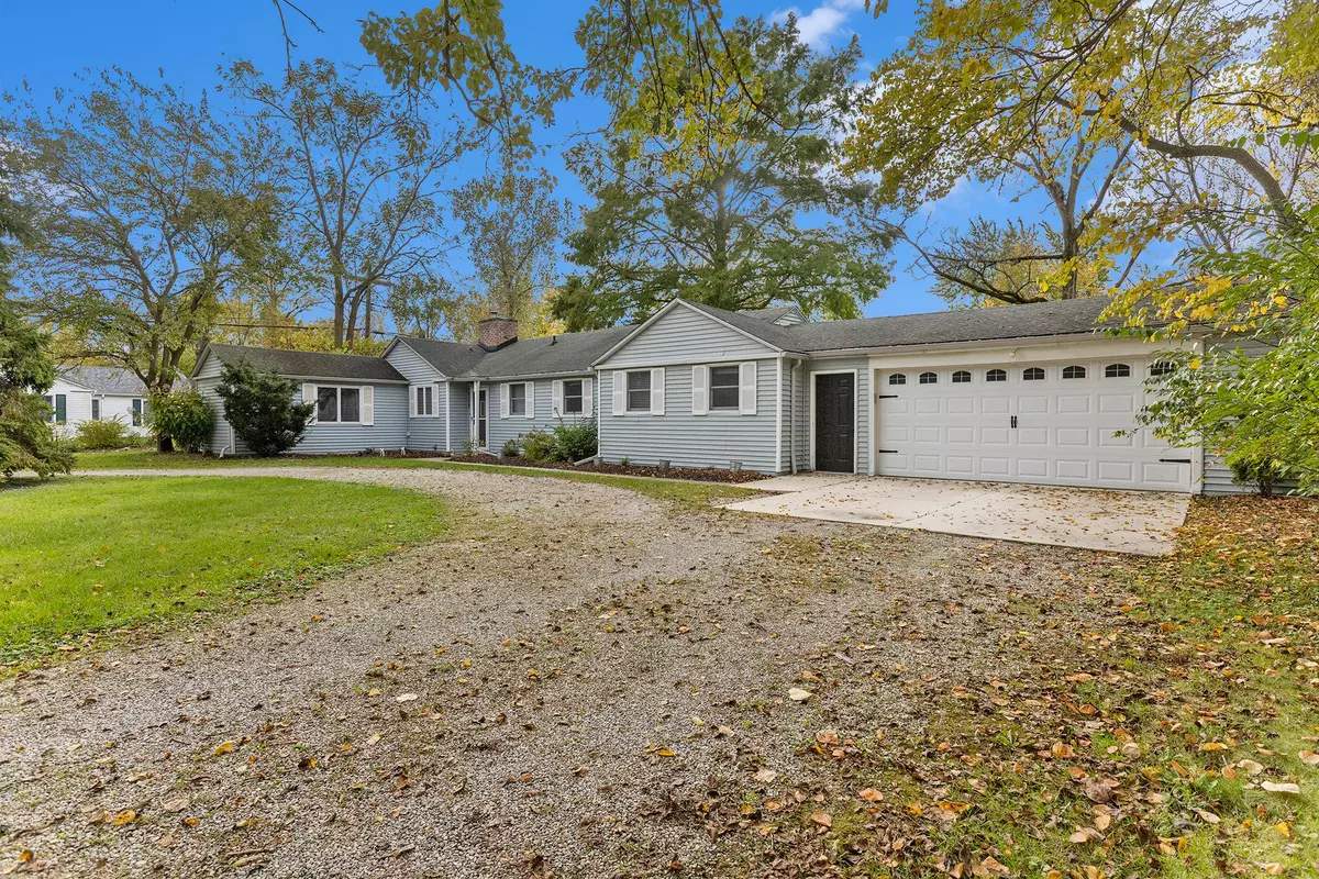 Grosse Ile, MI 48138 1436,21538 COLONIAL Court