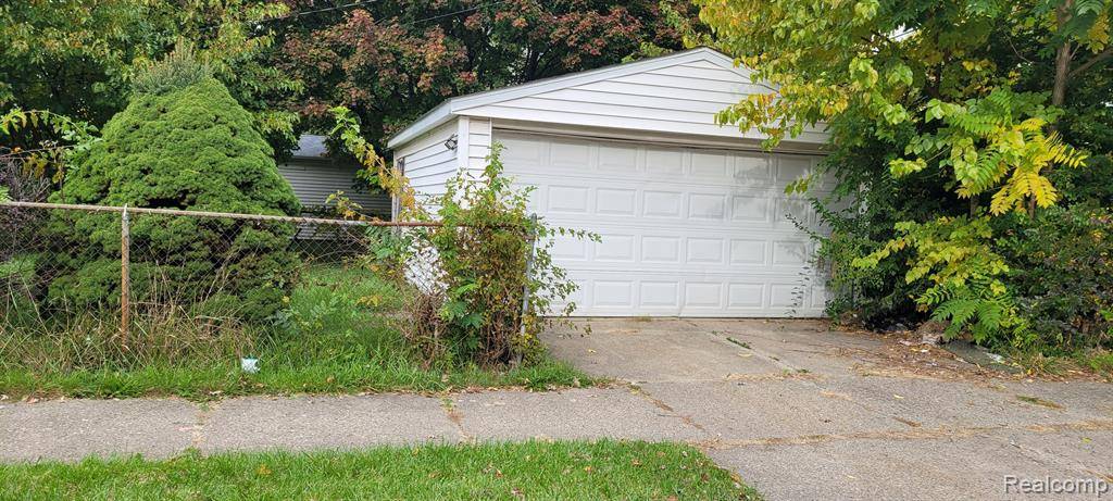 Harper Woods, MI 48225 2113,19015 ROSCOMMON Street