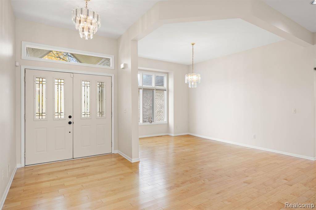 Troy, MI 48085 1608,677 AMBERWOOD Court