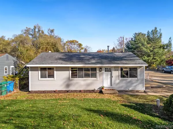 3106 WOODLAWN Street, Commerce Twp, MI 48390 1492