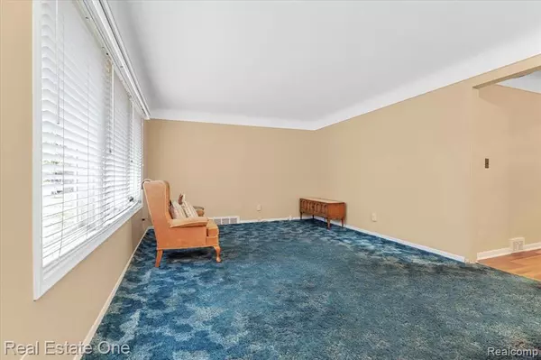 Allen Park, MI 48101 2248,7614 ROBINSON Avenue