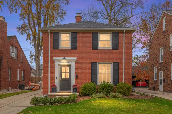 1616 ROSLYN Road, Grosse Pointe Woods, MI 48236 1011