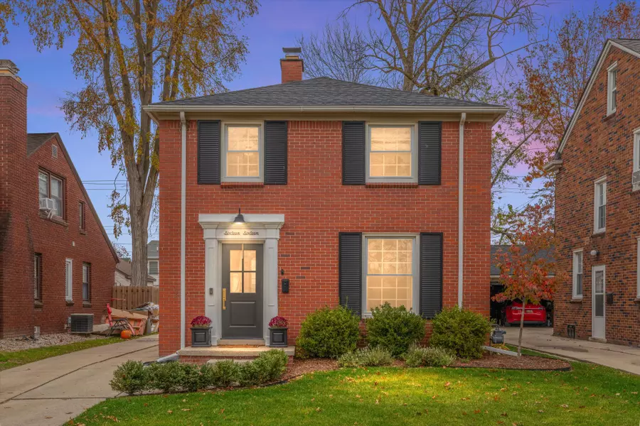 1616 ROSLYN Road, Grosse Pointe Woods, MI 48236 1011