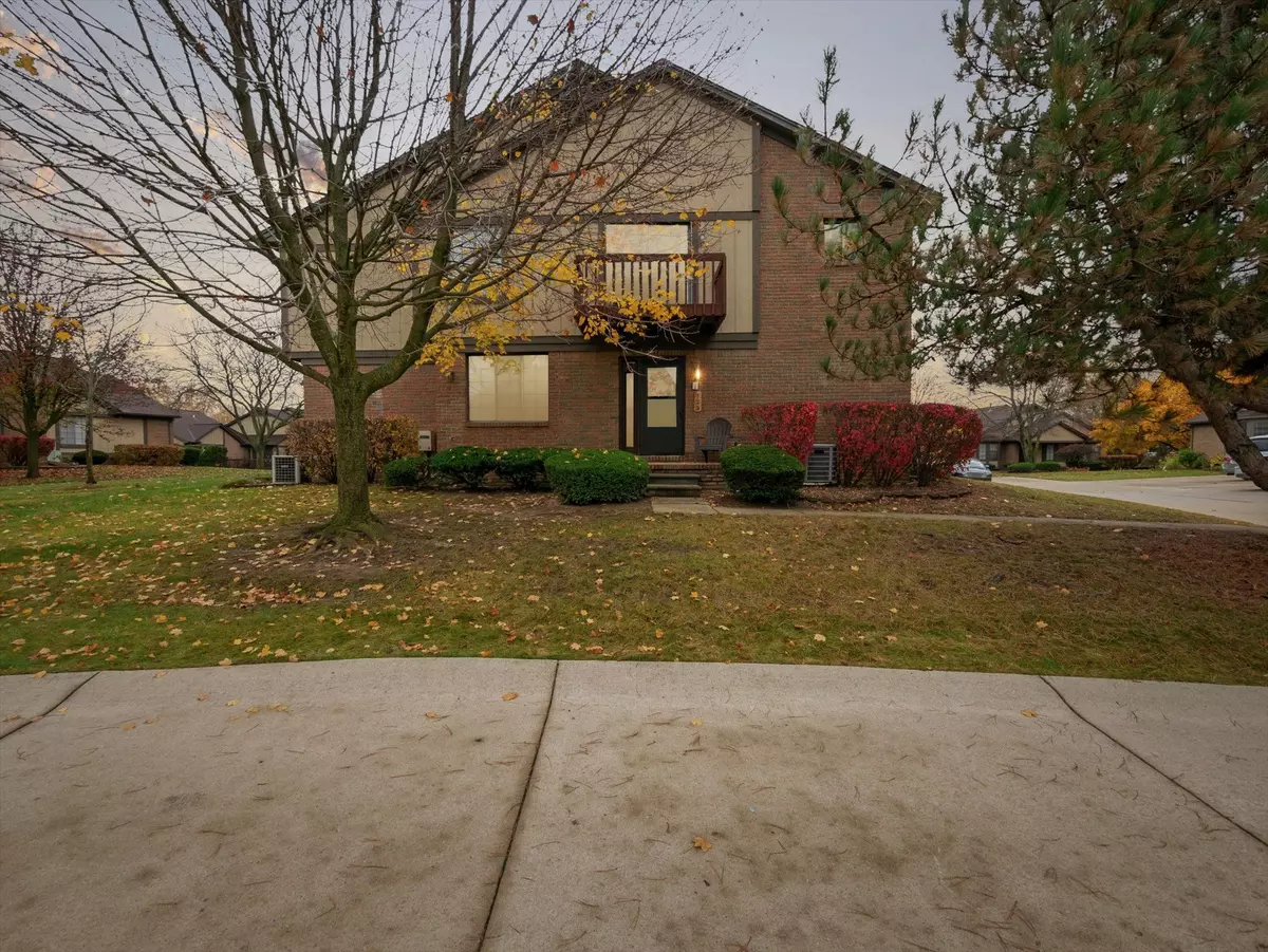 Rochester Hills, MI 48307 3068,125 MEADOW LANE Circle