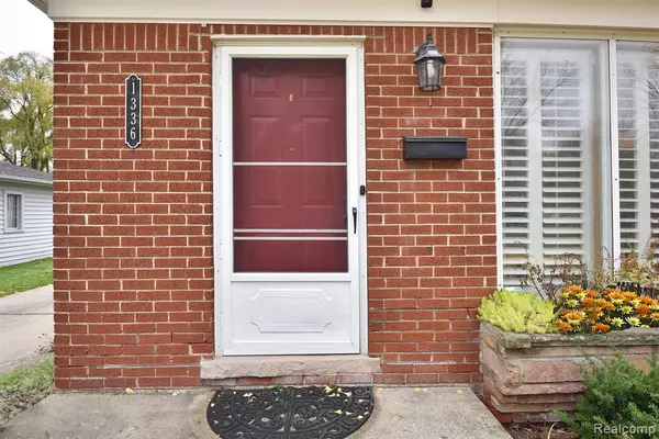 Birmingham, MI 48009 6815,1336 HAYNES Street