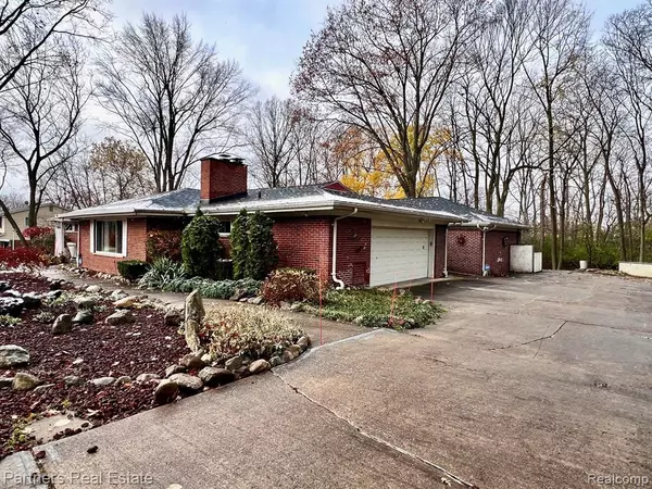 West Bloomfield, MI 48323 2708,5338 W DOHERTY Drive