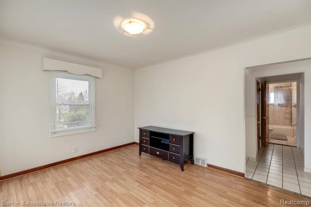 Sterling Heights, MI 48310 4705,5570 MEADOW VIEW Street
