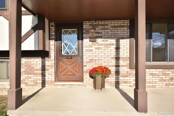 Troy, MI 48083 1619,163 HICKORY Drive