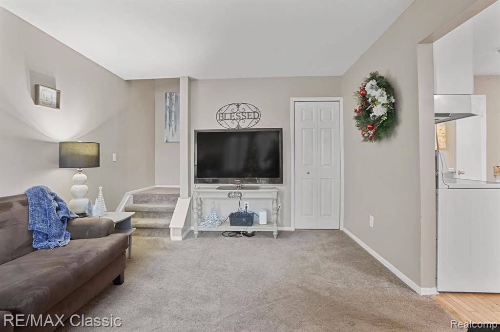 Walled Lake, MI 48390 3333,112 LADD Road