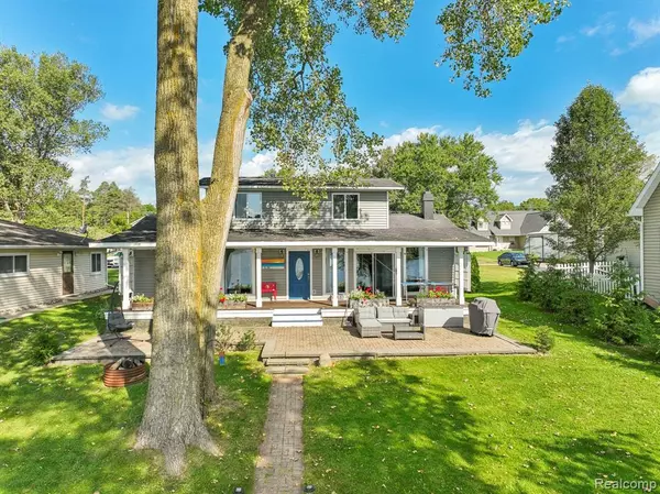 487 BLUEWATER Drive, Holly, MI 48442 8631