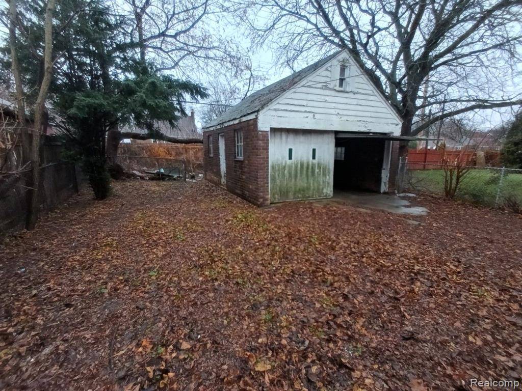 Detroit, MI 48205 1321,15216 FAIRMOUNT Drive