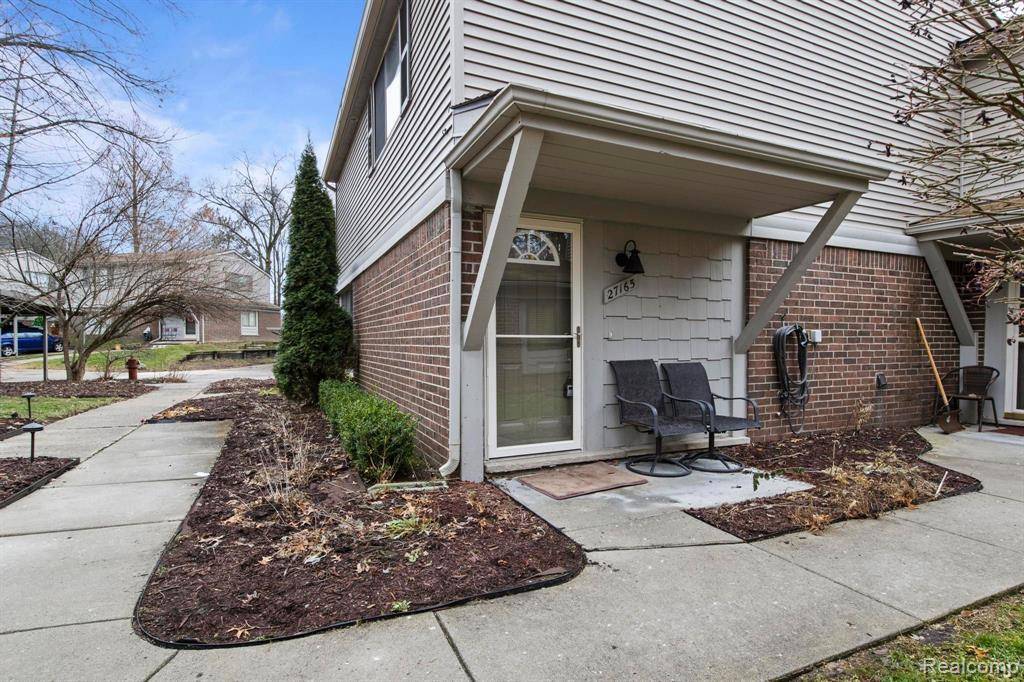 27165 FARMBROOK VILLA Drive, Southfield, MI 48034 5713