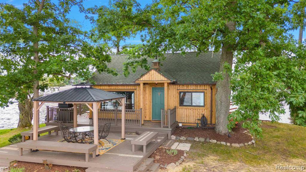 10086 KING Road, Davisburg, MI 48350 1900