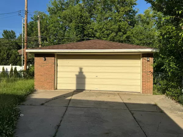 Dearborn Heights, MI 48127 4813,6030 WHITEFIELD Street