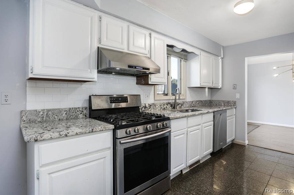 Troy, MI 48085 4801,643 BARCLAY Drive