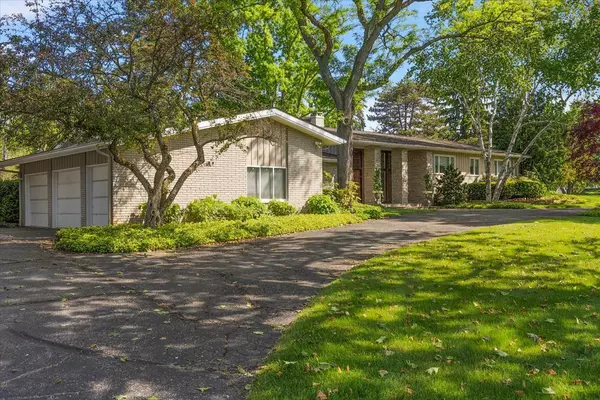 Bloomfield Hills, MI 48304 3336,149 MARBLEHEAD Drive