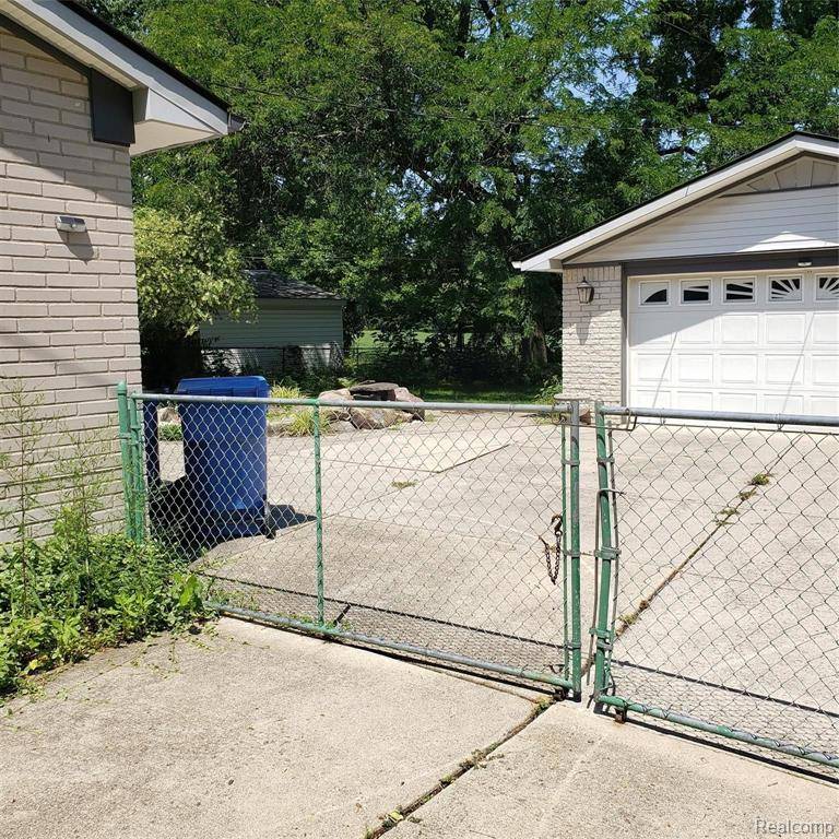 Dearborn Heights, MI 48127 1659,26656 Rouge River Dr Drive