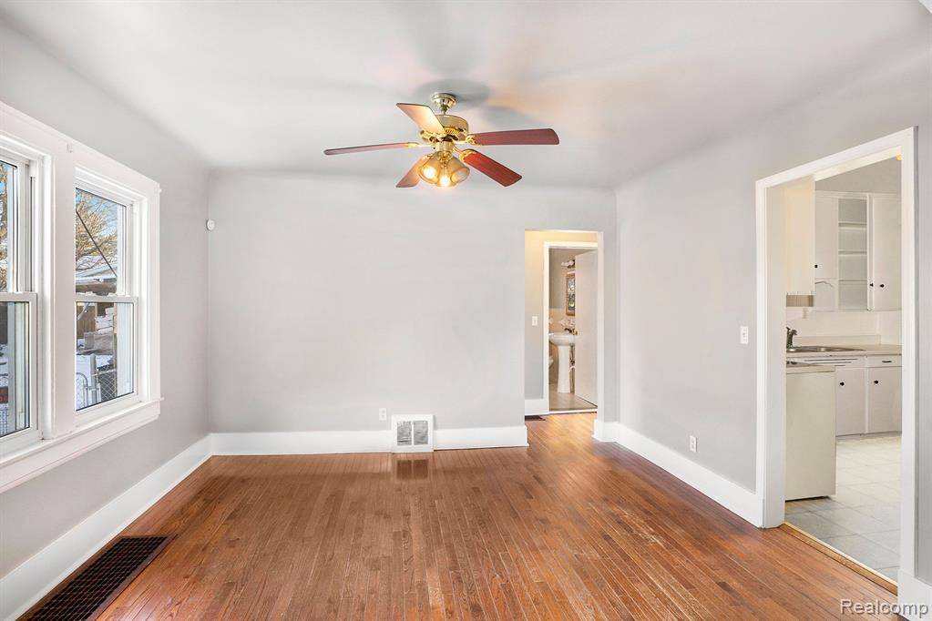 Flint, MI 48532 5085,3831 ZIMMERMAN Street