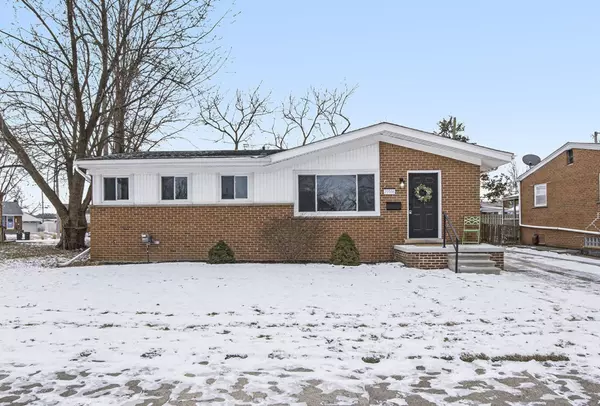 21506 LAKEBREEZE Street, Saint Clair Shores, MI 48082 2205