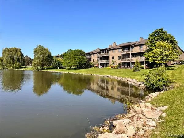Grosse Ile, MI 48138 2115,9836 Hawthorne Glen Drive