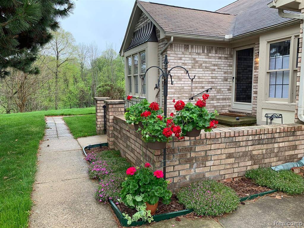 Clinton Township, MI 48038 2475,43396 RIVERBEND Boulevard