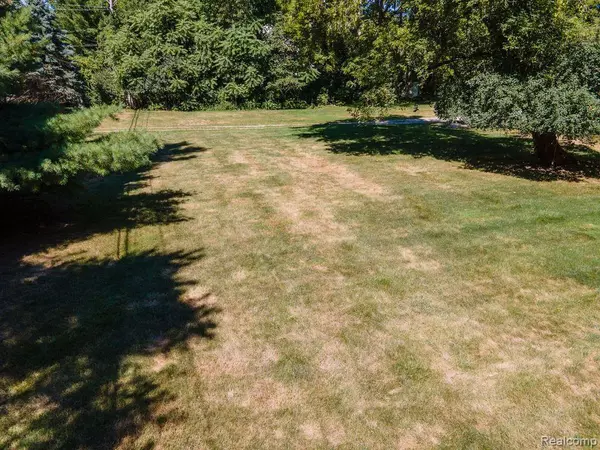 Bloomfield Hills, MI 48301 3658,25690 W 14 MILE Road