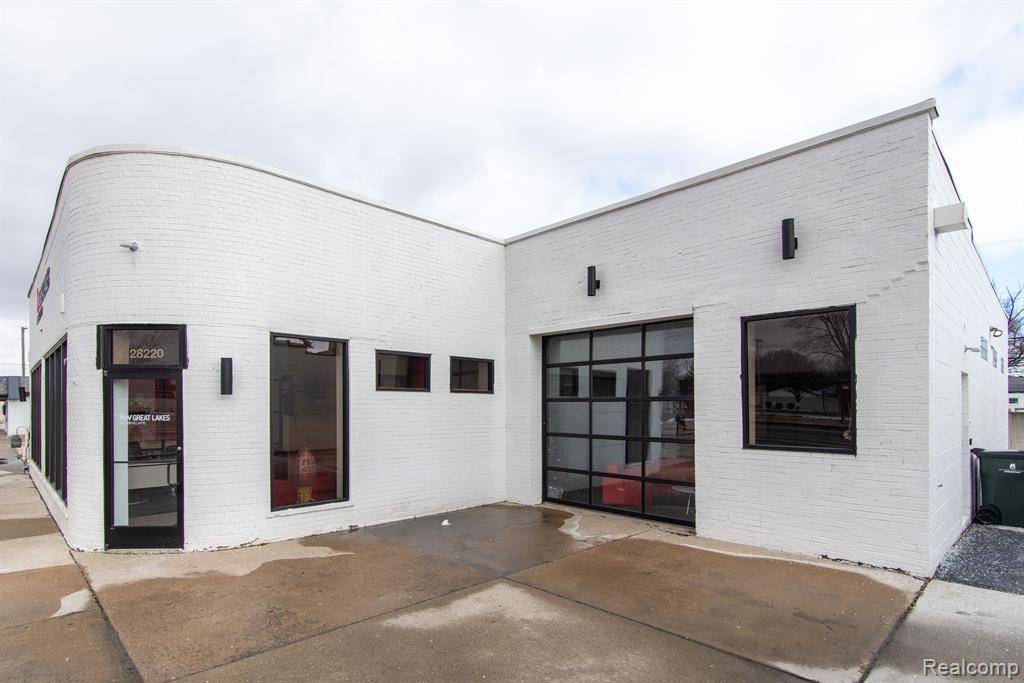 Saint Clair Shores, MI 48081 1684,28220 HARPER Avenue