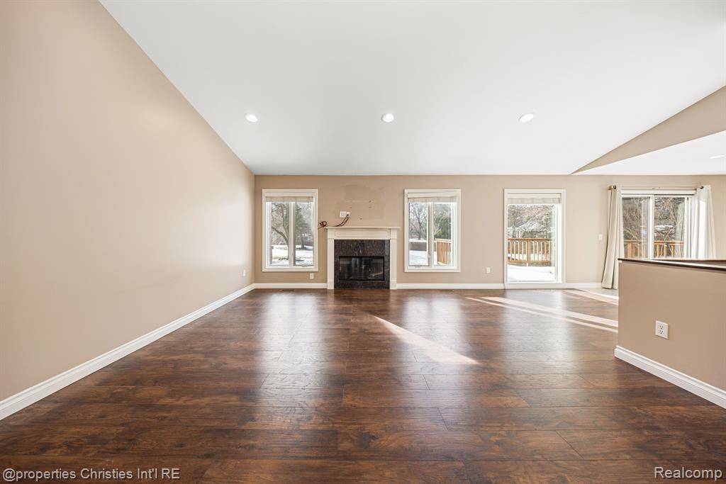 Farmington Hills, MI 48331 2269,33776 VISTA Drive