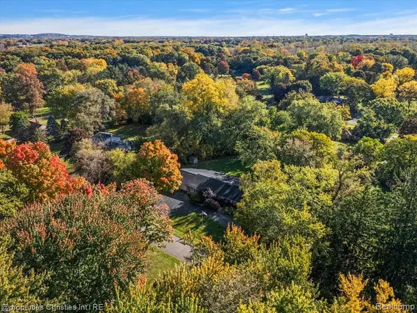 Waterford, MI 48328 1817,2160 Odette Drive