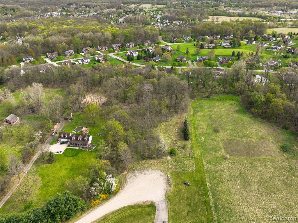 South Lyon, MI 48178 6602,22150 DONNAS DRIVE Street