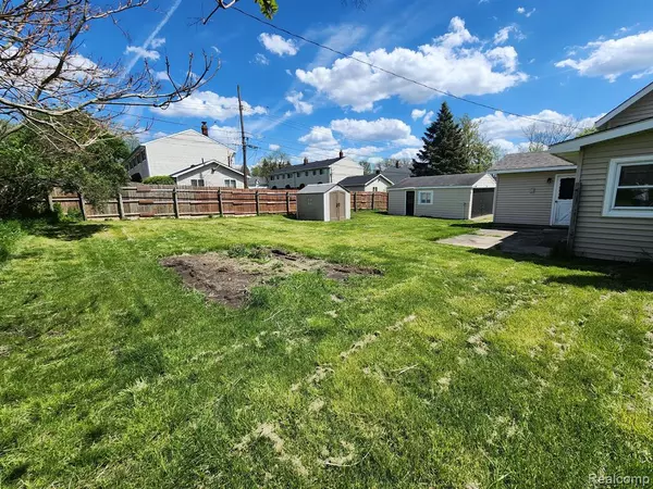 South Lyon, MI 48178 1226,436 N REESE Street