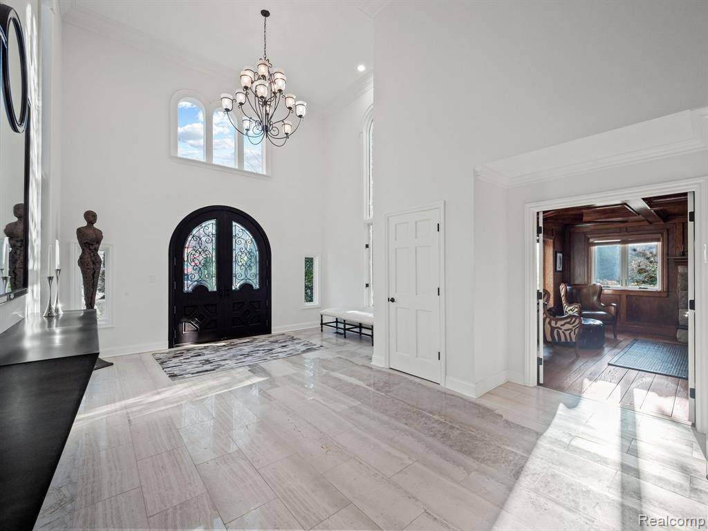 Bloomfield Hills, MI 48302 2609,5190 CLARENDON CREST Street