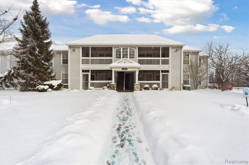 Fenton, MI 48430 8884,12494 SAINT ANDREWS Way