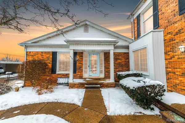 Trenton, MI 48183 4563,4713 LEISURE Lane